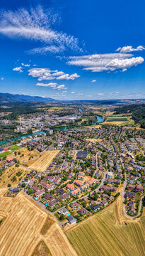 Luftaufnahme von Biel/Bienne mit der Aare und dem Juragebirge an einem sonnigen Sommertag, Juli 2026, Schweiz