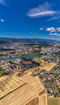 Luftaufnahme von Biel/Bienne mit der Aare und dem Juragebirge an einem sonnigen Sommertag, Juli 2026, Schweiz
