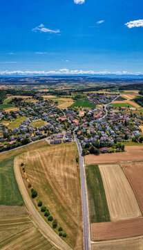 Luftaufnahme von Biel/Bienne mit der Aare und dem Juragebirge an einem sonnigen Sommertag, Juli 2026, Schweiz