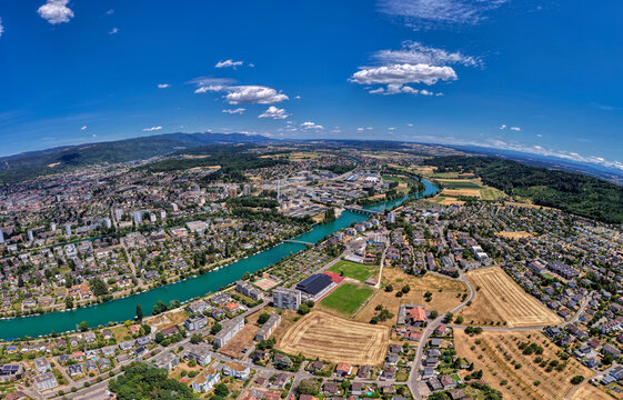 Luftaufnahme von Biel/Bienne mit der Aare und dem Juragebirge an einem sonnigen Sommertag, Juli 2026, Schweiz