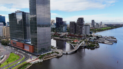 Obraz premium Drone aerial shot of Elizabeth Quay waterfront and skyline in Perth under cloudy skies