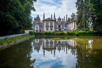 Obraz premium Mateus Palace, a Baroque-style building with gardens in Vila Real, Portugal, on a sunny day.