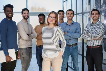 Obraz premium Business people in elegant casual clothes are standing in the office