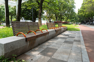 Obraz premium City park benches in shaded green area