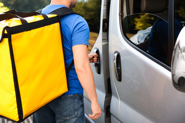 Naklejka premium Courier with thermo bag near car outdoors, closeup. Food delivery