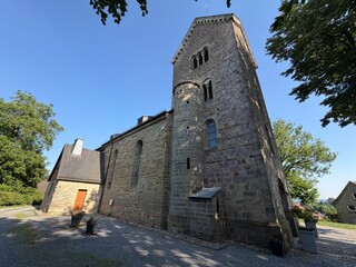 Blick auf die evangelische Kirche von Bausenhagen, einem Ortsteil der Stadt Fröndenberg an der Ruhr © Pixel62