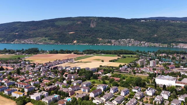 Luftaufnahme von Biel/Bienne mit der Aare und dem Juragebirge an einem sonnigen Sommertag, Juli 2026, Schweiz