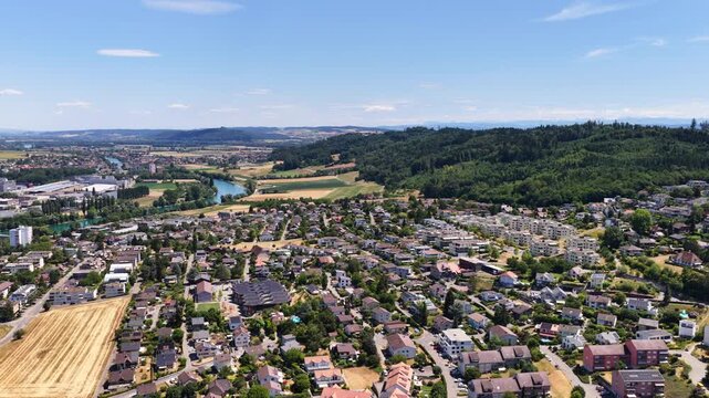 Luftaufnahme von Biel/Bienne mit der Aare und dem Juragebirge an einem sonnigen Sommertag, Juli 2026, Schweiz