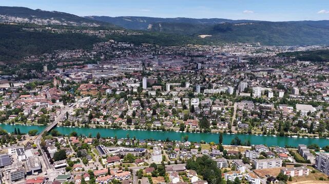 Luftaufnahme von Biel/Bienne mit der Aare und dem Juragebirge an einem sonnigen Sommertag, Juli 2026, Schweiz
