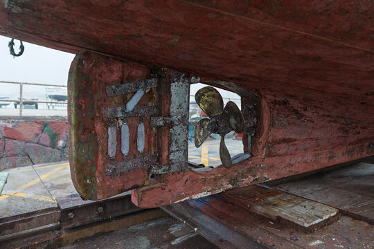 Boat propeller and hull exposed for maintenance