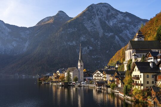 View of Hallstatt and Lake Hallstatt as well as the surrounding mountains. In the morning in autumn. Good weather, blue sky. Hallstatt, Gmunden, Salzkammergut, Upper Austria, Austria