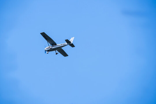 Polska, Krak&oacute;w, 7 czerwca 2026, 13:27. Awionetka Cessna 172 Skyhawk lecący na tle błękitnego, wiosennego nieba. Samolot w powietrzu, z widocznymi stałymi skrzydłami i oznaczeniami rejestracyjnymi 