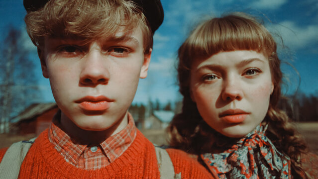Jeune gar&ccedil;on et fille au look r&eacute;tro et d&eacute;mod&eacute; dans la campagne