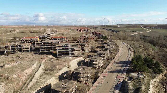 Urbanisation abandonn&eacute;e de Buniel - Burgos, Castille-et-L&eacute;on, Espagne - drone 4k