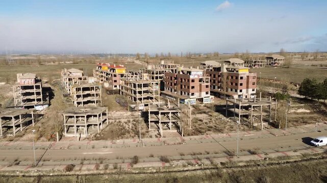 Urbanisation abandonn&eacute;e de Buniel - Burgos, Castille-et-L&eacute;on, Espagne - drone 4k