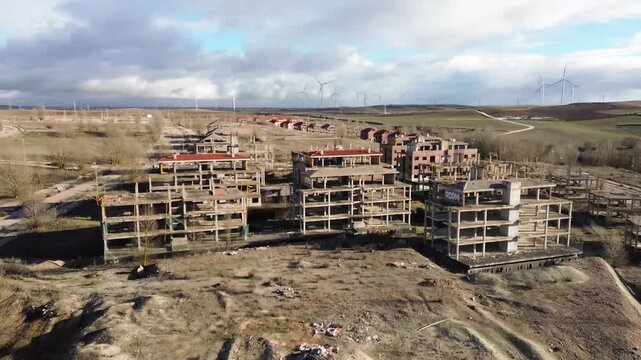 Urbanisation abandonn&eacute;e de Buniel - Burgos, Castille-et-L&eacute;on, Espagne - drone 4k