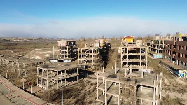 Urbanisation abandonn&eacute;e de Buniel - Burgos, Castille-et-L&eacute;on, Espagne - drone 4k