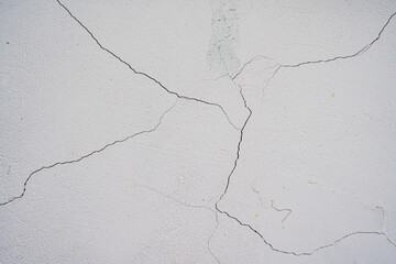 Textura de pared de cemento blanco con grietas y fisuras naturales sobre superficie envejecida © Manuela
