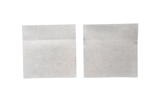 Par de filtros de papel cuadrados blancos aislados sobre fondo transparente para caf&eacute; y laboratorio