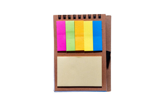 Bloc de notas con marcadores adhesivos de colores y nota autoadhesiva aislado sobre fondo transparente