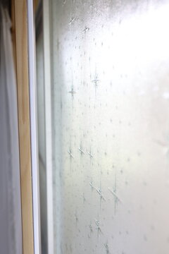 古い住宅の窓に設置した手作り二重窓。断熱効果を高める窓の改修