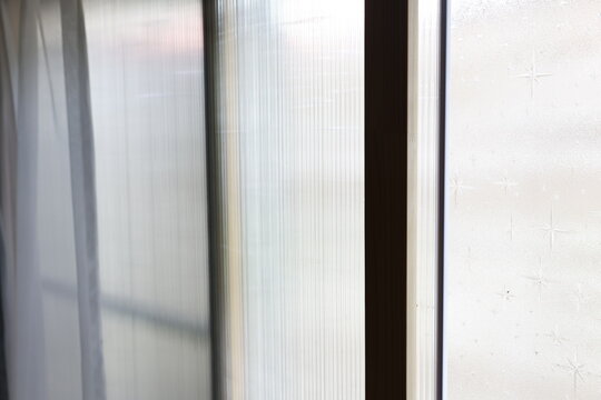古い住宅の窓に設置した手作り二重窓。断熱効果を高める窓の改修