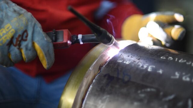 Gas metal arc welding (GMAW, MAG, MIG). MIG welding is a metal shielding gas welding process (GMAW) with inert gas, in which the light arc burns between a continuously fed melting wire electrode.