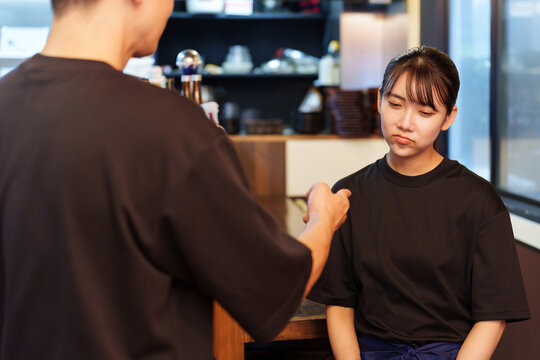 居酒屋で説教を受ける女性スタッフ