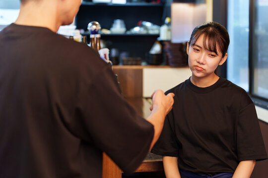 居酒屋で説教を受ける女性スタッフ