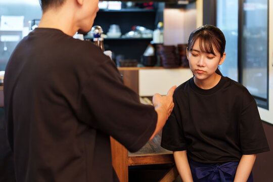 居酒屋で説教を受ける女性スタッフ