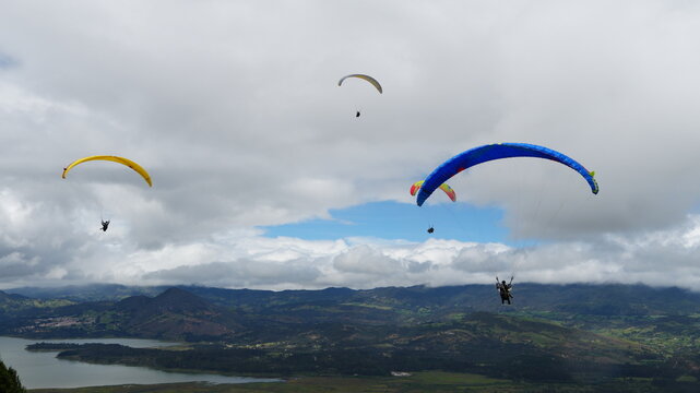 Parapente sobre Tomin&eacute;