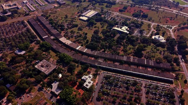 High altitude drone shot capturing the extensive curved structure of the Instituto Central de Ci&ecirc;ncias (Minhoc&atilde;o) at the University of Bras&iacute;lia