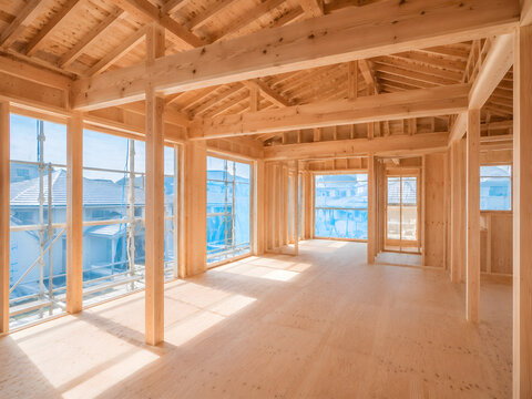 木造住宅の建築現場と木造軸組工法の構造イメージ