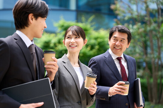 休憩中に談笑をしながら歩くビジネスパーソン