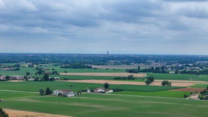 Naklejka premium Po Valley agricultural landscape displays a vast patchwork of diverse cultivated fields and farmhouses