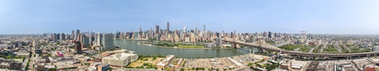 Obraz premium Long island city panoramic with manhattan skyline and queensboro bridge