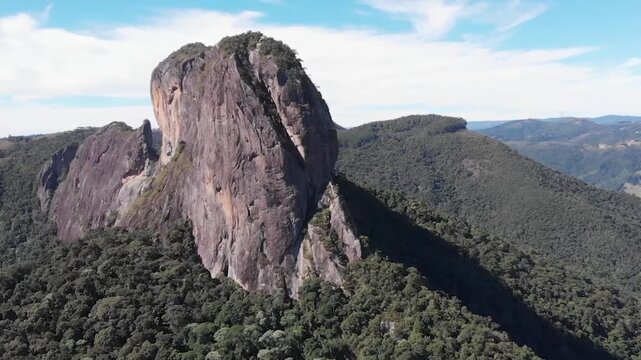 Pedra do Ba&uacute; in S&atilde;o Bento do Sapuca&iacute; in vertical video. Rock climbing site. Atlantic Forrest.