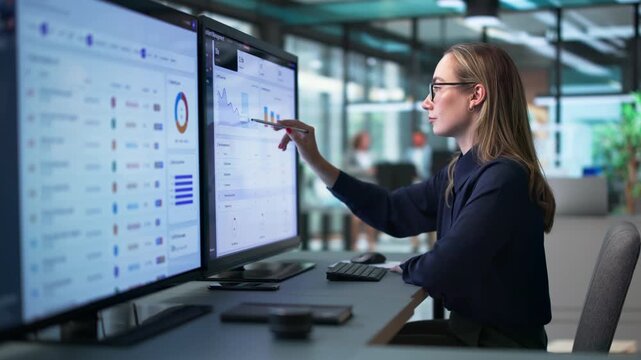 IT Incident Manager Actively Monitoring Real-time Alerts