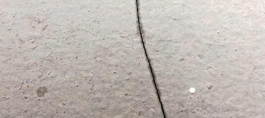 Weathered gray concrete walls or floors reveal striking vertical cracks. © STP PICTURE
