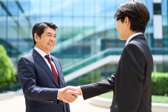 握手をするアジア人ビジネスマン
