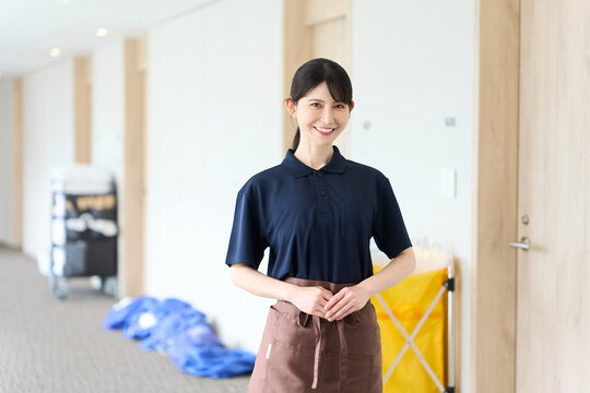ホテル客室の清掃業を行うアジア人女性