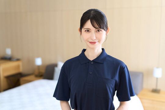 ホテル客室の清掃業を行うアジア人女性