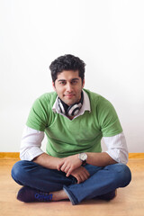 Obraz premium Portrait of young man wearing headphones