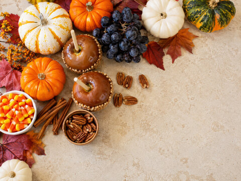 Decoraciones de oto&ntilde;o con calabazas, frutas y caramelos en una mesa