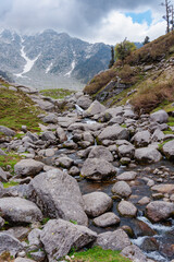 Obraz premium Rocky stream flowing through Kareri Lake mountains in Dharamshala Himachal Pradesh scenic landscape