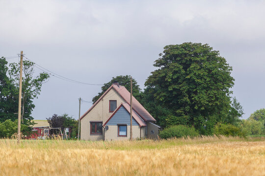 Wohngeb&auml;ude, altes Einfamilienhaus an einem Feld, Imsum, Niedersachsen, Deutschland