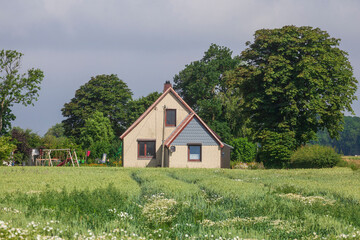 Obraz premium Wohngebäude, altes Einfamilienhaus an einem Feld, Imsum, Niedersachsen, Deutschland