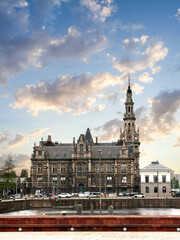 Obraz premium Antwerp Palace in Port during sunset