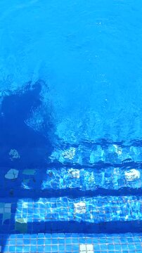 Marches immerg&eacute;es dans piscine estivale