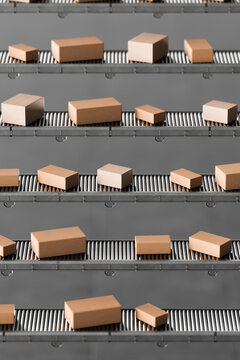 3D parcel conveyor row moving boxes across parallel lines